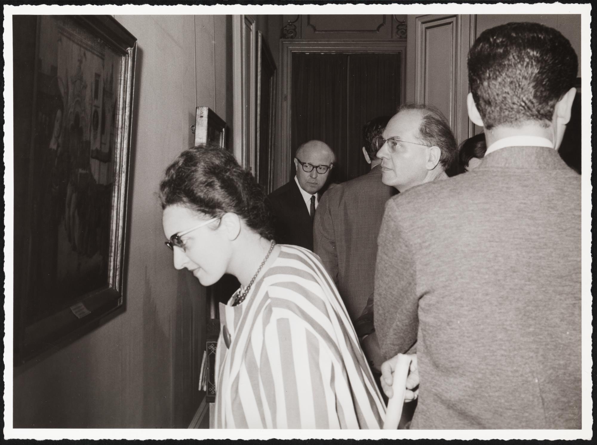 Visita à exposição no âmbito da vinda a Portugal do compositor Olivier Messiaen. Yvonne Loriod, Olivier Messiaen  e Carl Kastner (ao fundo)