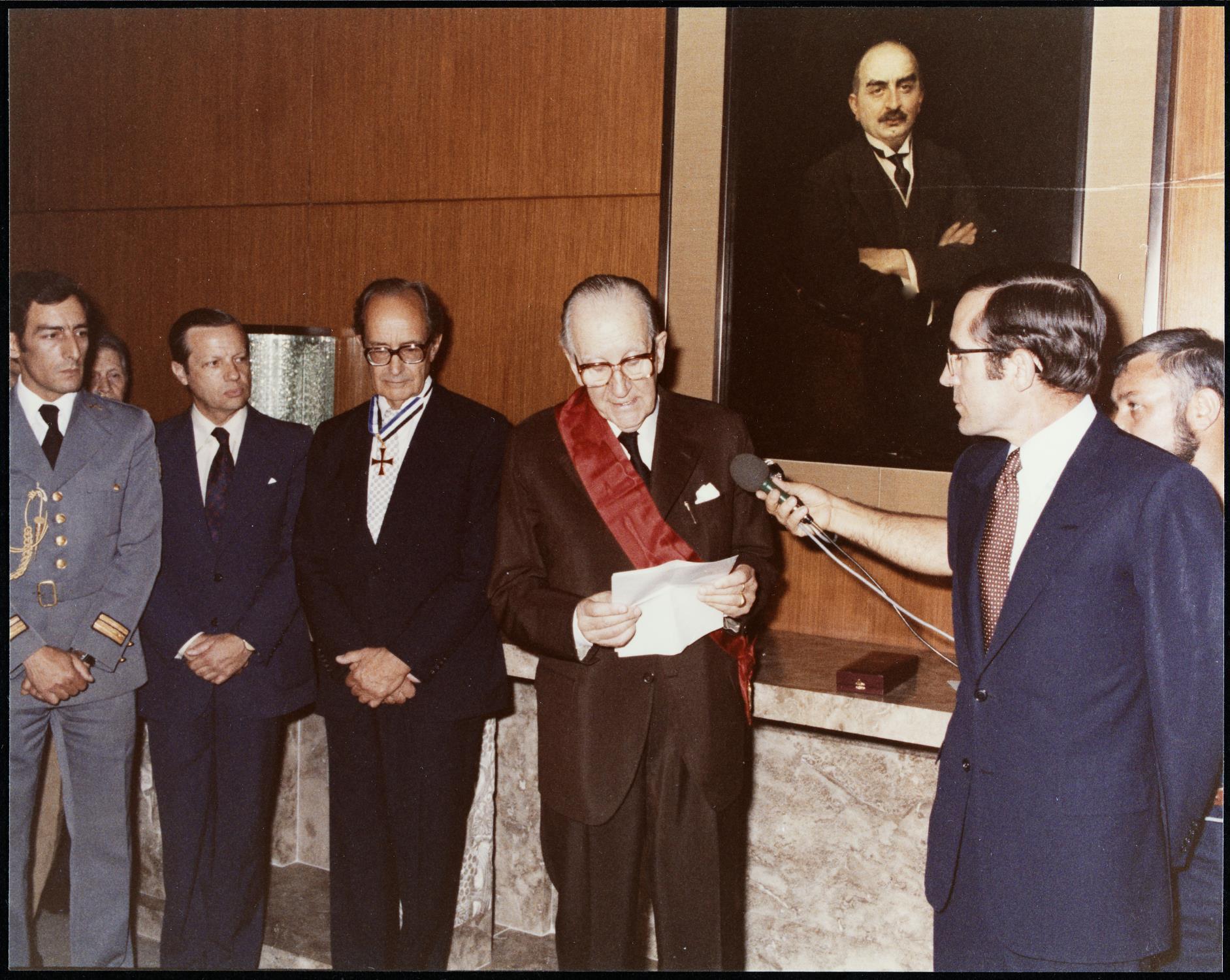 António Brás Teixeira e sir Charles Wishaw (à esq.), José de Azeredo Perdigão (ao centro) e António Ramalho Eanes, presidente da República Portuguesa (à dir.)