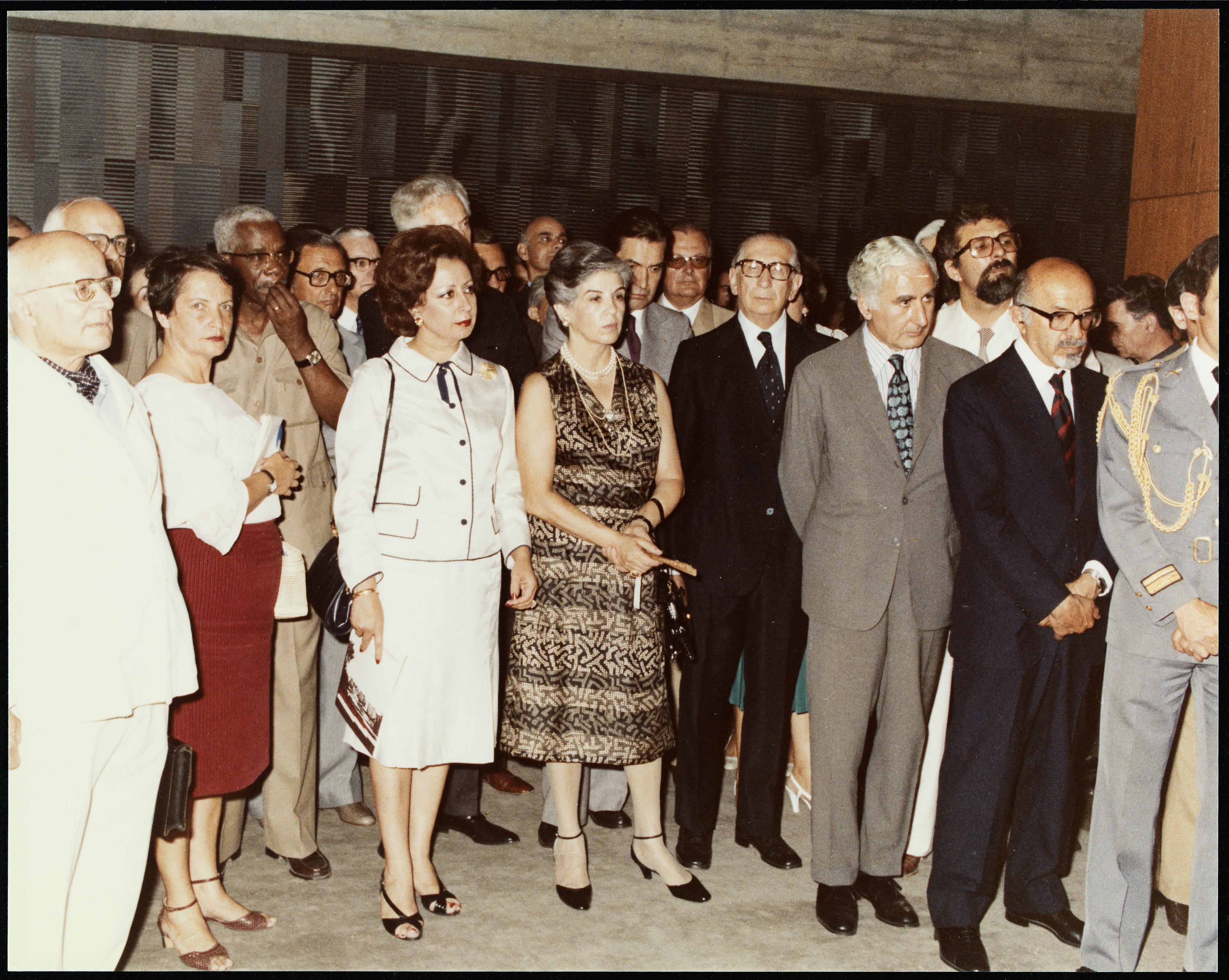Manuela Eanes e Madalena Azeredo Perdigão (ao centro), José Blanco (atrás, ao centro) e Roberto Gulbenkian (à dir.)