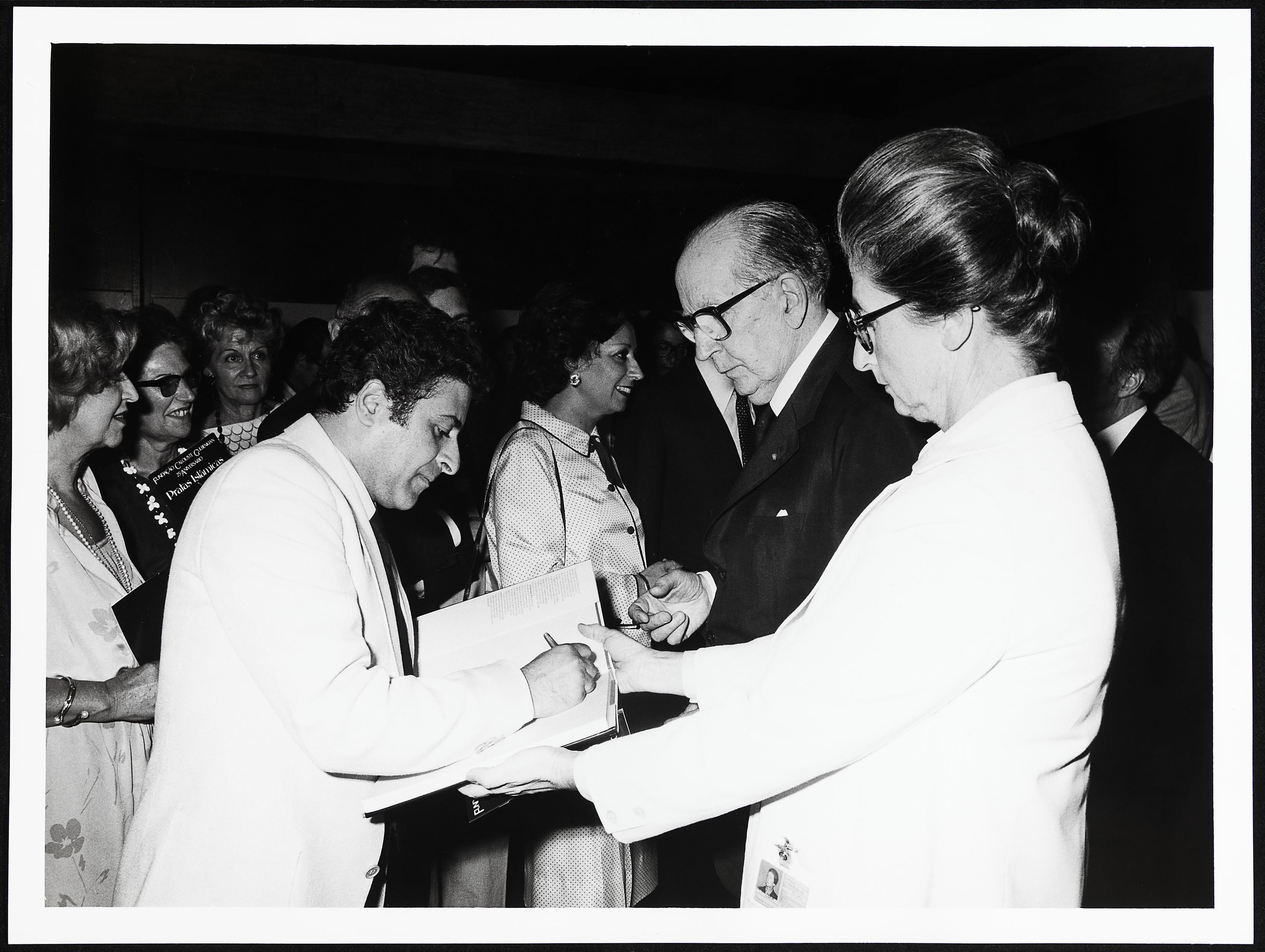 Saad Al-Jadir (à esq.), Manuela Eanes (atrás, ao centro), José de Azeredo Perdigão e Maria Teresa Gomes Ferreira (à dir.)