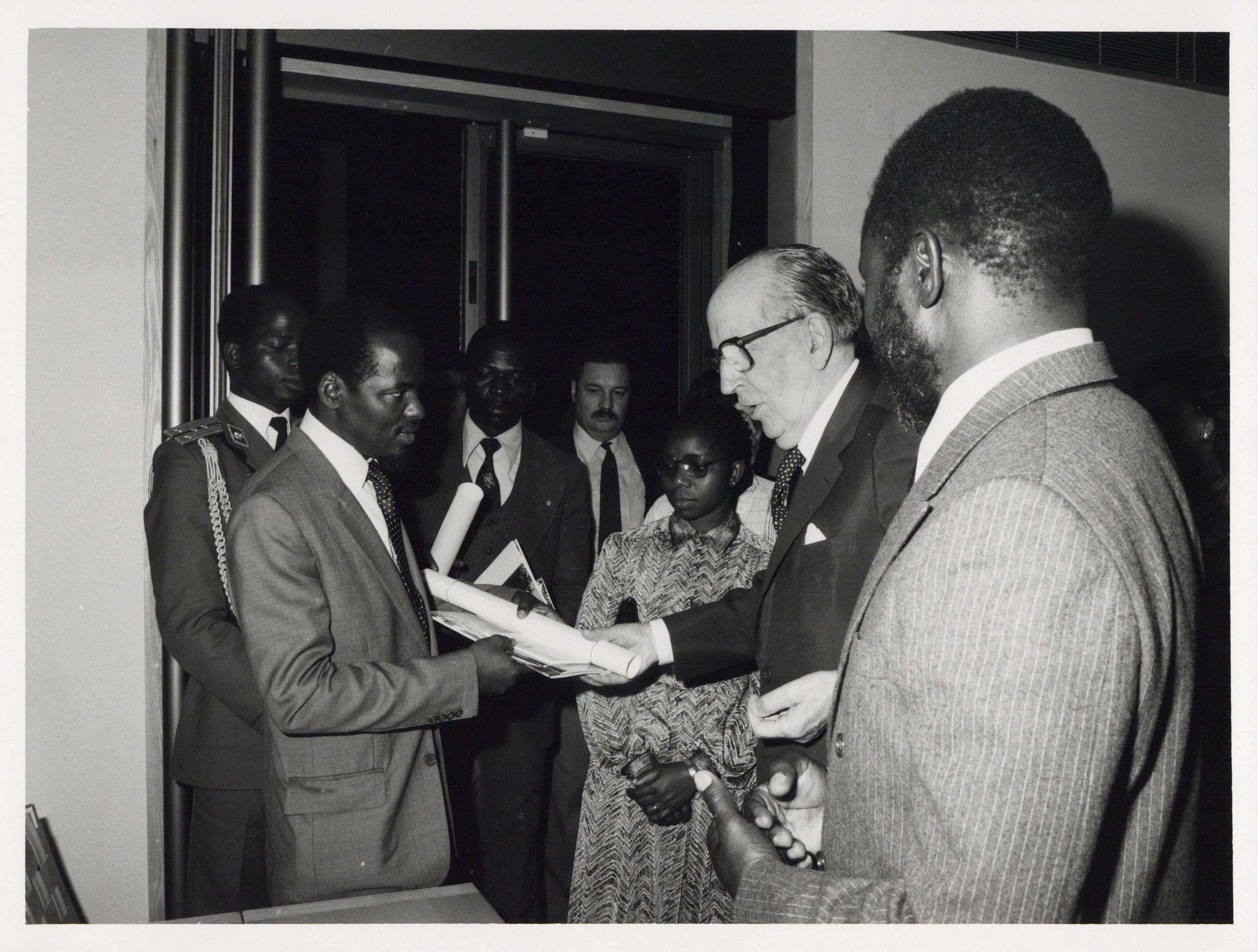 Visita oficial. José Azeredo Perdigão (ao centro) e o presidente de Moçambique, Samora Machel (à dir,)