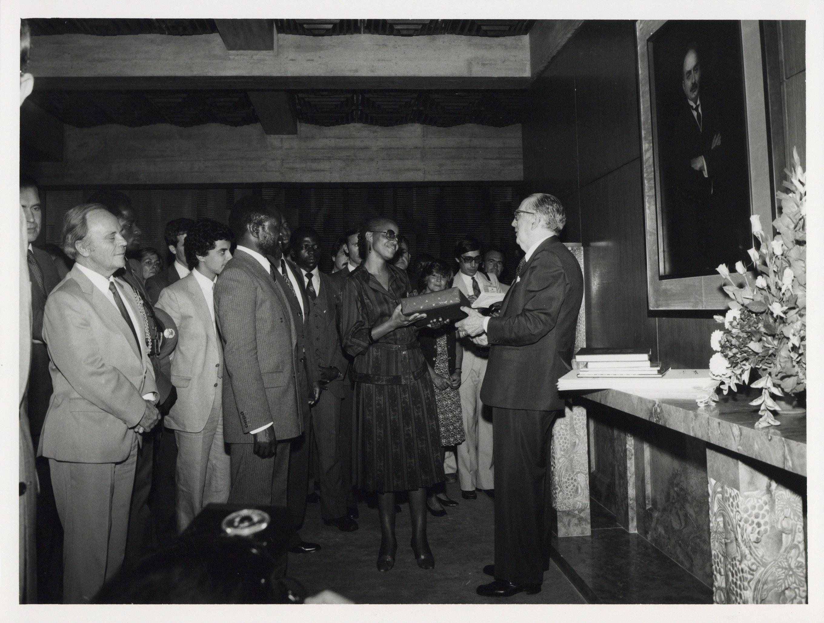 Visita oficial. presidente de Moçambique, Samora Machel (à esq.), Graça Machel (ao centro) e José Azeredo Perdigão (à dir.)
