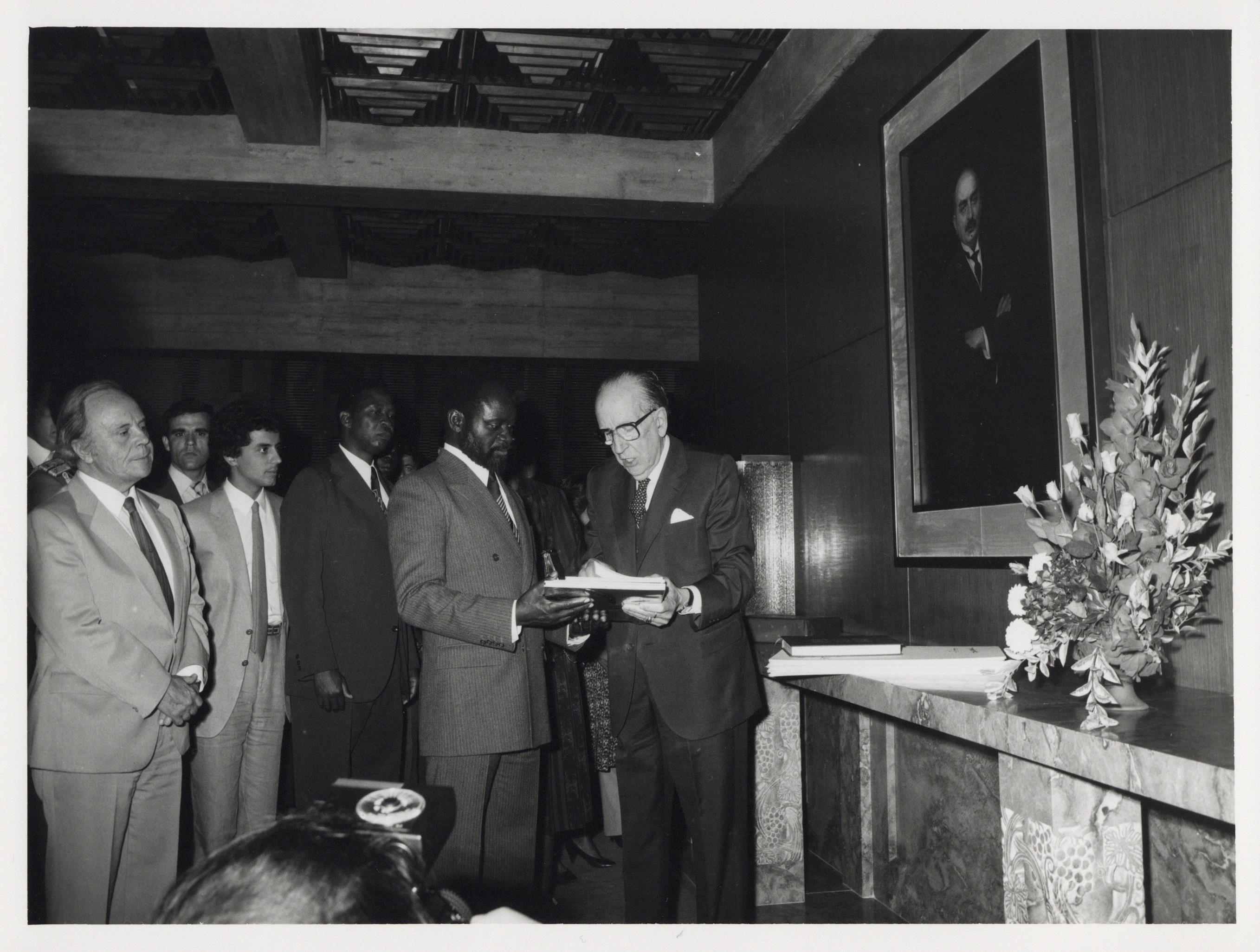Visita oficial. presidente de Moçambique, Samora Machel (ao centro) e José Azeredo Perdigão (à dir.)