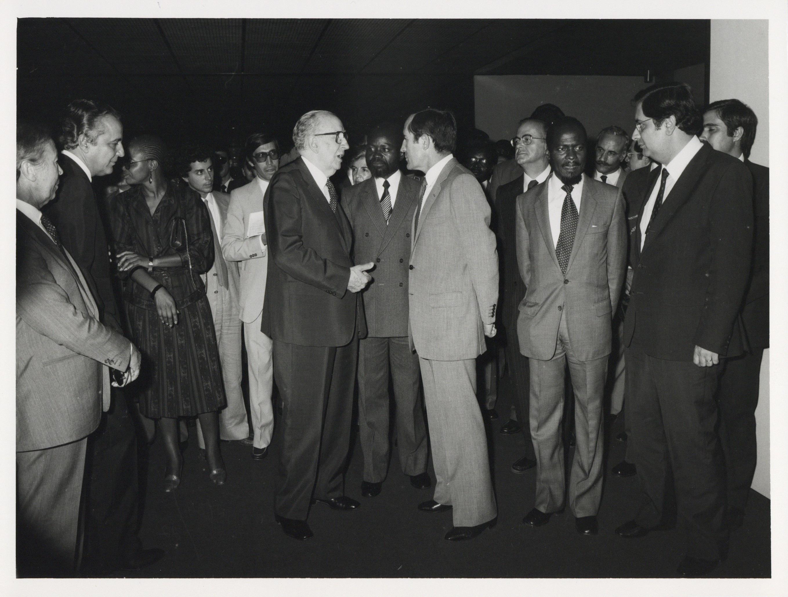 Visita oficial. Graça Machel (à esq), José Azeredo Perdigão (à esq.),presidente de Moçambique, Samora Machel (ao centro) e o presidente da República Portuguesa, António Ramalho Eanes (à dir.)