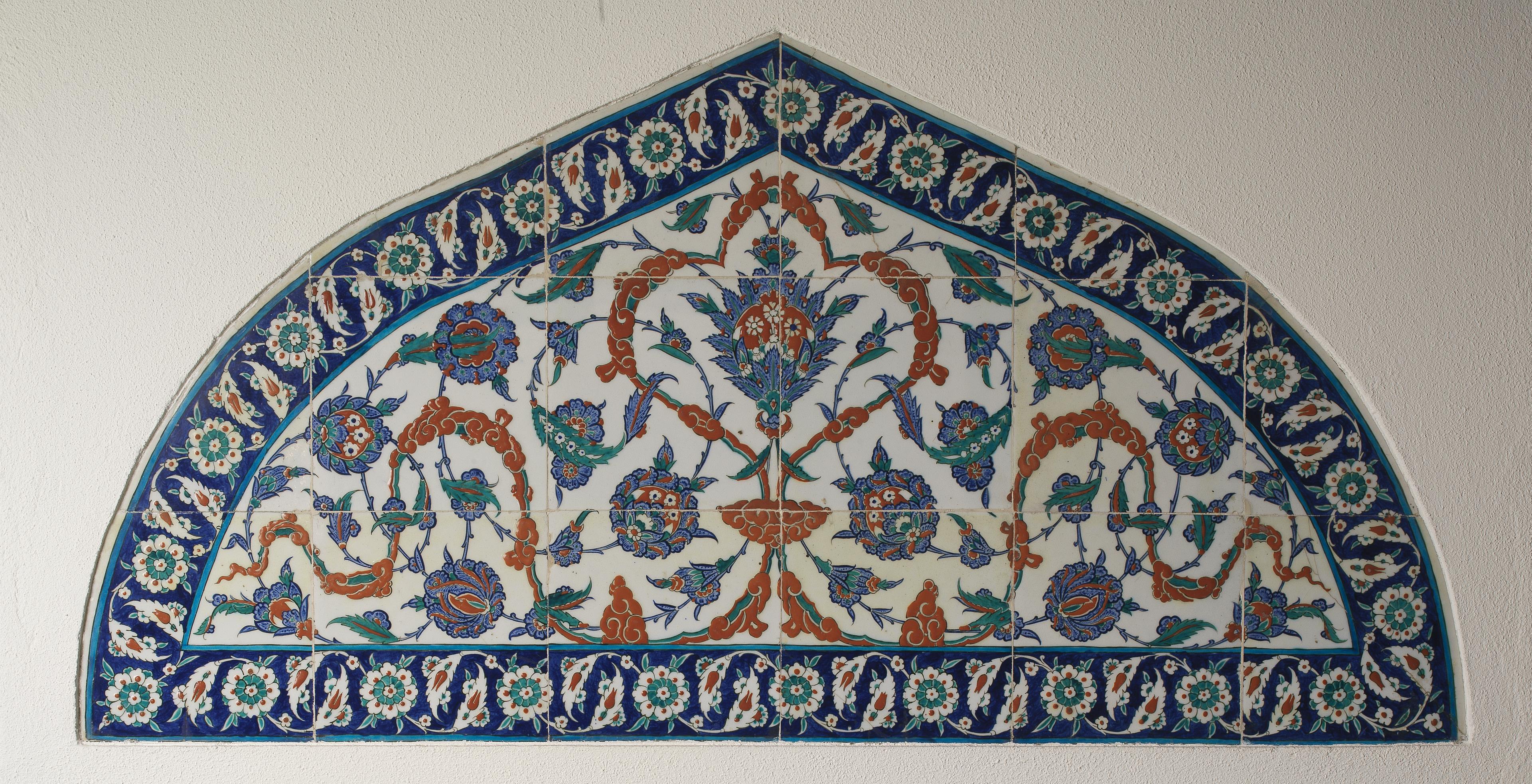 Painel de azulejos em forma de tímpano