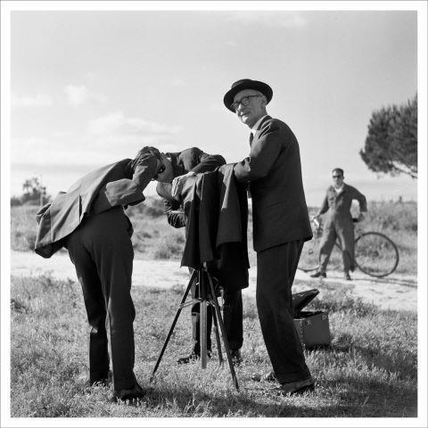 S/ Título (fotógrafo Sampaio a fotografar em Lisboa para a exposição "25 Anos de Refinação de Petróleo em Portugal")