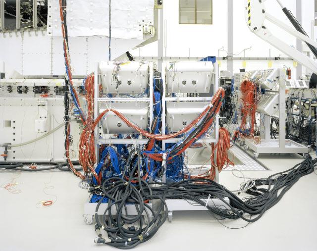 Cablagem utilizada durante os testes da cápsula espacial da ESA BepiColombo (ESA-ESTEC, Noordwijk, Holanda)