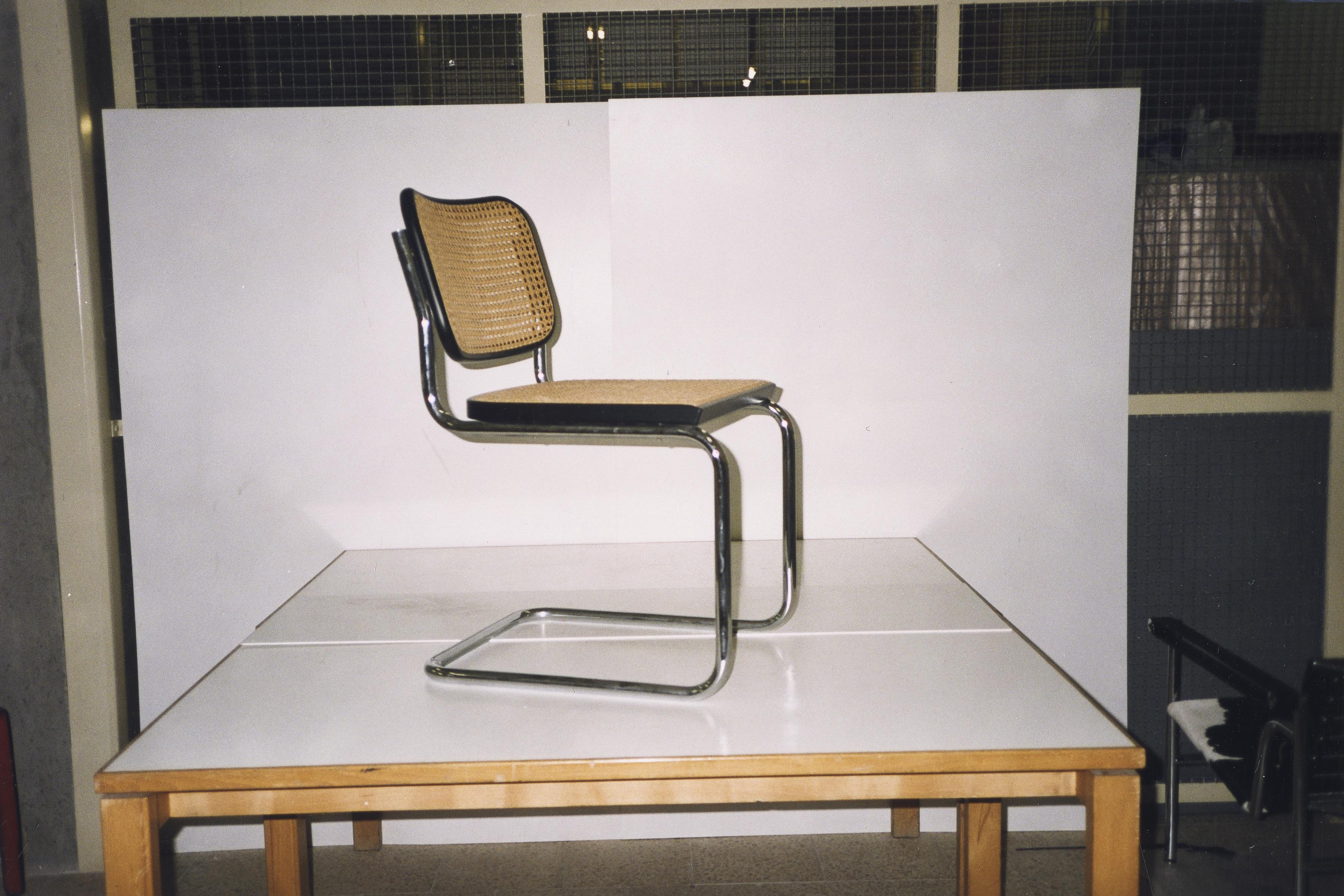 Cadeira cantilever modelo nº B.32