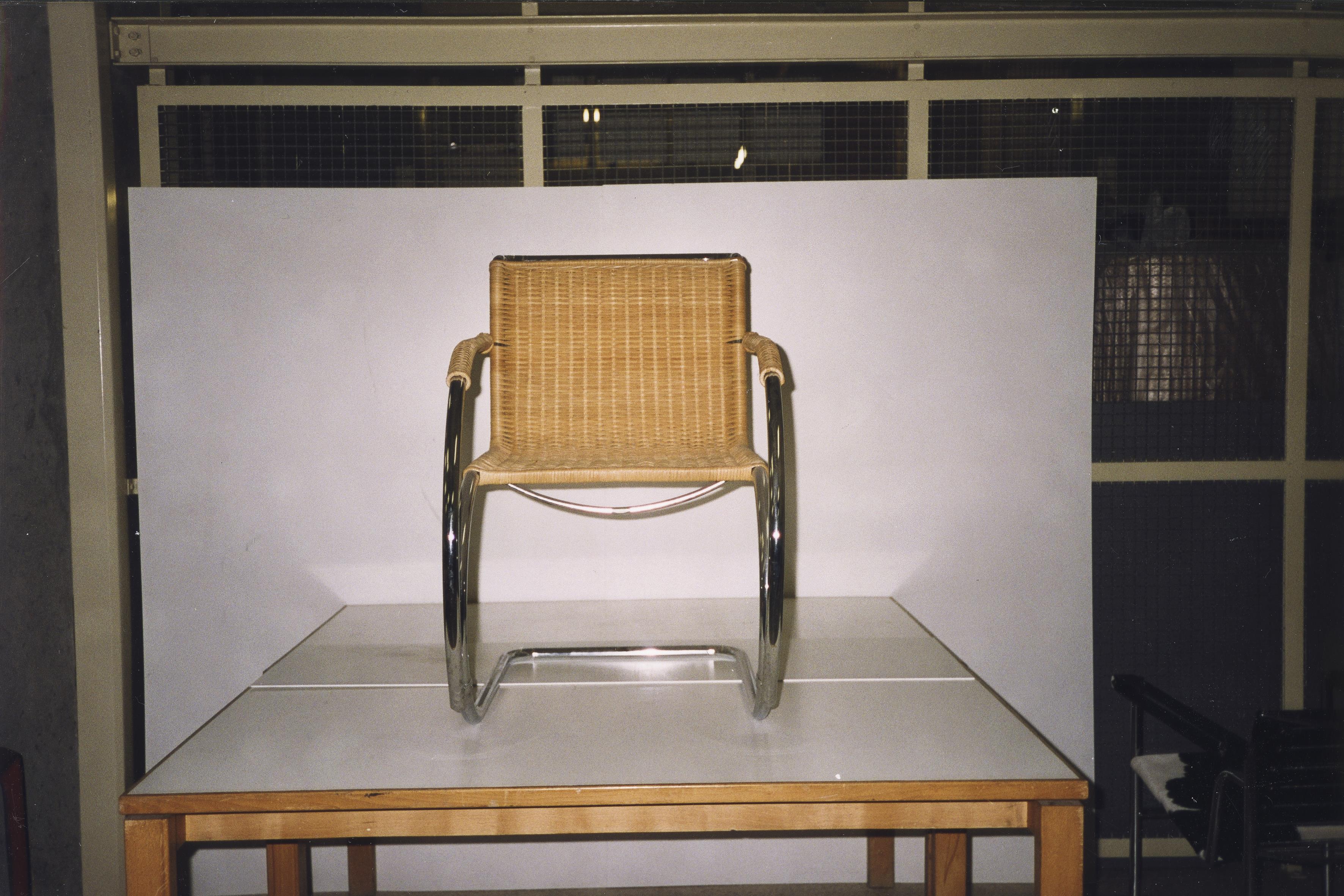 Cadeira de braços cantilever modelo nº MR20