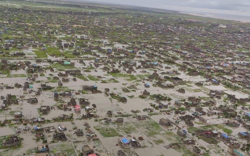Vista aérea de casas submersas após a passagem do ciclone tropical Idai na cidade de Beira, em Moçambique