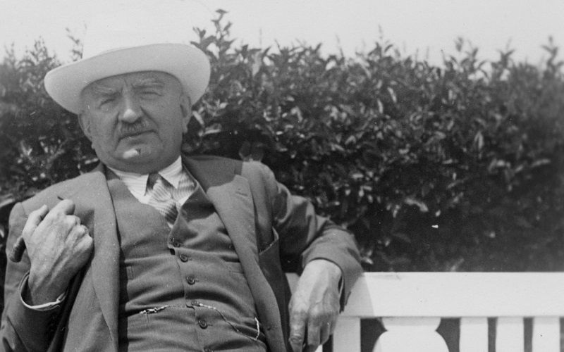 Calouste Gulbenkian, sentado num banco de jardim