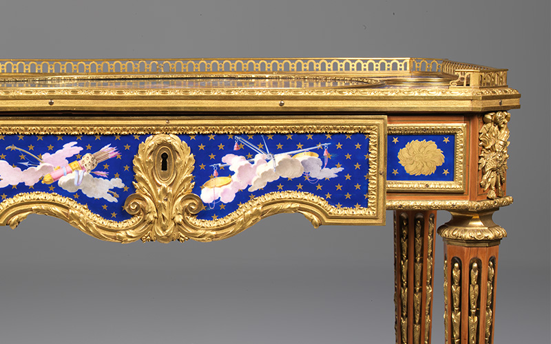 Martin Carlin. Charles Dodin. Mesa secretária (pormenor). Paris, c. 1772. Estrutura em carvalho; folheados e marchetados em sicómoro, pau-cetim, ébano e buxo; placas de porcelana de Sèvres; bronze cinzelado e dourado; veludo. Museu Calouste Gulbenkian – Coleção do Fundador