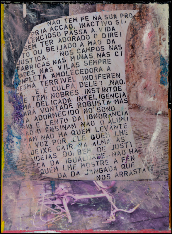 Hugo Canoilas, “With no faith in his own actions (…) No one showing the slit of the raft that carries us”, 2014. Resina epóxi e pigmento sobre fotografia a cores montada em alumínio. Coleção Moderna